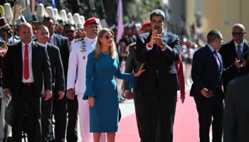 Nicolás Maduro se corona de forma fraudulenta en Venezuela ante sus generales y el presidente cubano