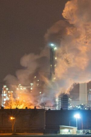 Noch ist unklar, wie hoch der Schaden nach dem Brand in der Raffinerie in Neustadt an der Donau ausfällt. (Archivbild) Foto: Lar