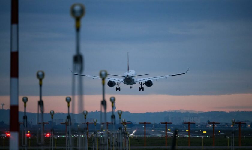 ONG et compagnies aériennes s’affrontent à propos de la future taxe sur les billets d’avion