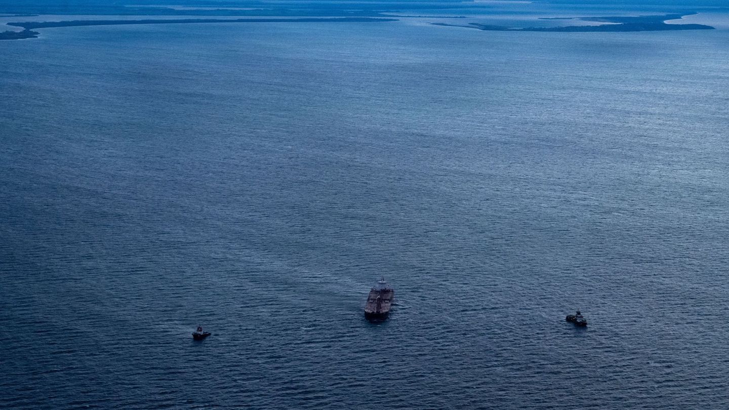 Nun muss entschieden werden, wann und wo der Tanker repariert wird. (Archivbild) Foto: Stefan Sauer/dpa