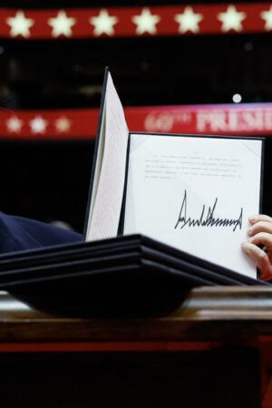 Omniprésence, ténacité... Ce que révèle la signature de Donald Trump sur sa personnalité