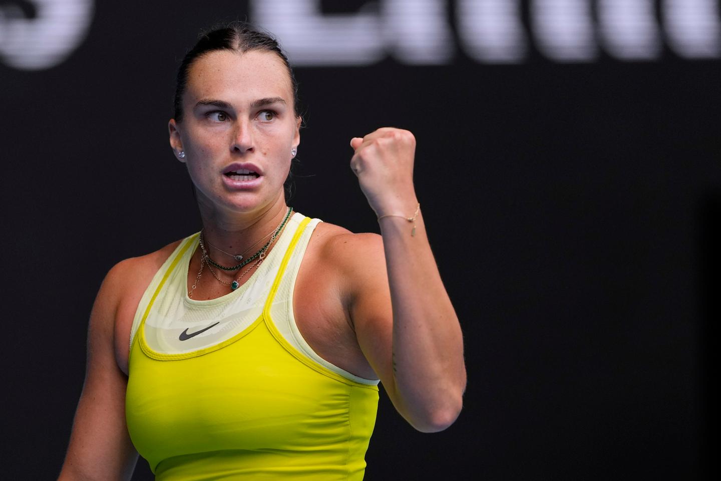 Open d’Australie : Aryna Sabalenka, joueuse puissante qui se moque des clichés sur son tennis