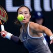 Open d’Australie : la finaliste sortante, Zheng Qinwen, éliminée ; Aryna Sabalenka et Carlos Alcaraz passent sans encombre, tout comme le Français Benjamin Bonzi