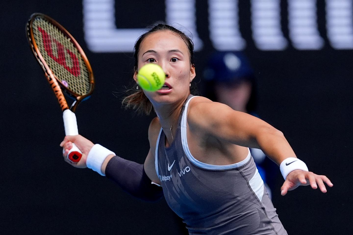 Open d’Australie : la finaliste sortante, Zheng Qinwen, éliminée ; Aryna Sabalenka et Carlos Alcaraz passent sans encombre, tout comme le Français Benjamin Bonzi