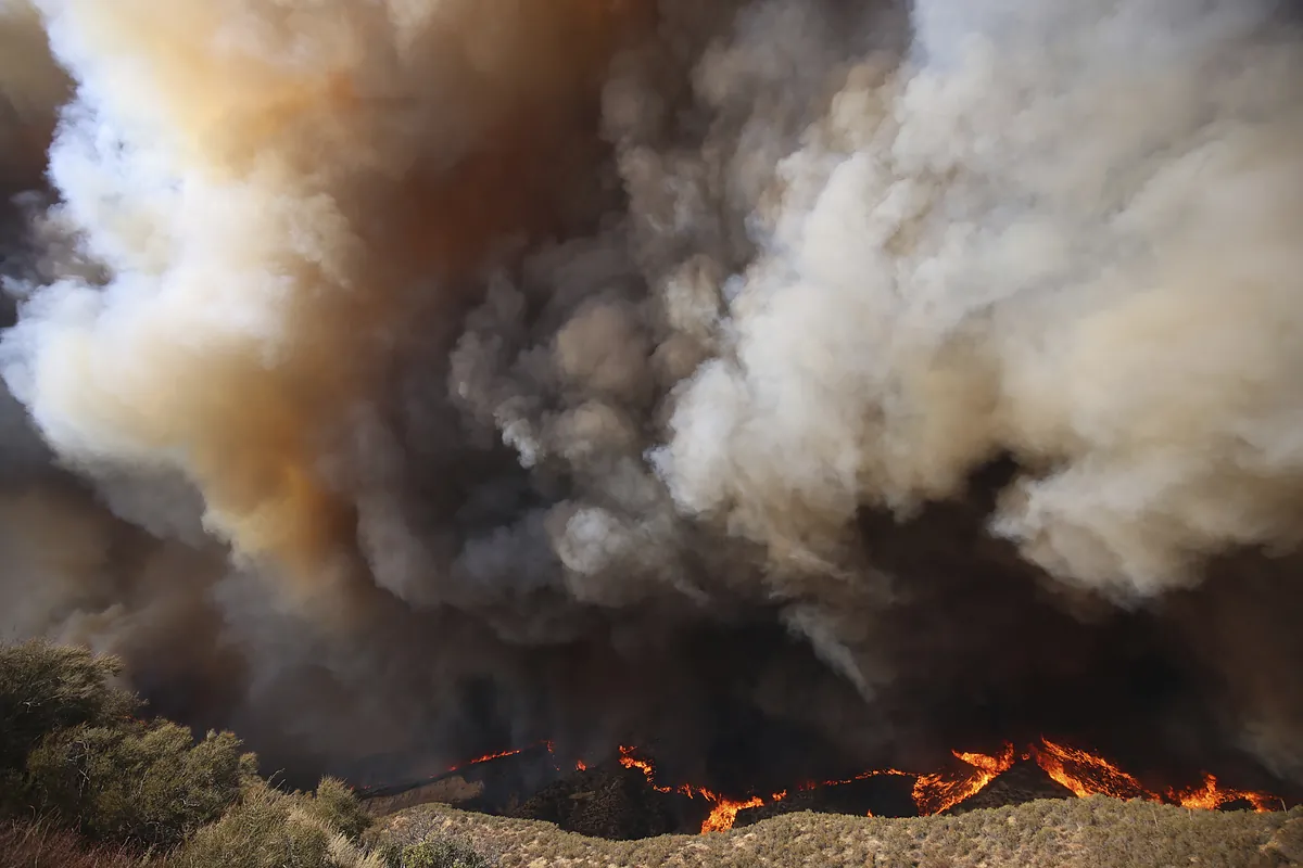 Ordenan evacuaciones por un nuevo incendio que amenaza casas al norte de Los Ángeles