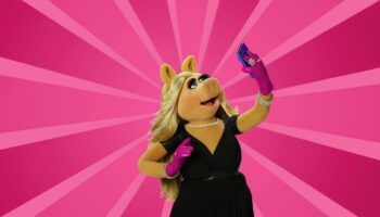 Oris revisite les Muppets avec une ProPilot X Miss Piggy Edition rose