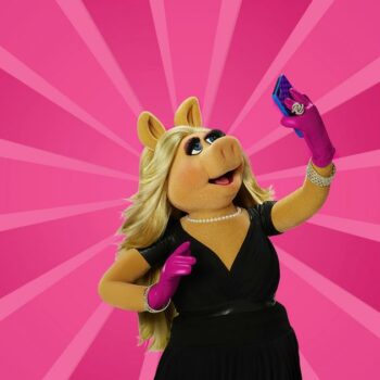 Oris revisite les Muppets avec une ProPilot X Miss Piggy Edition rose