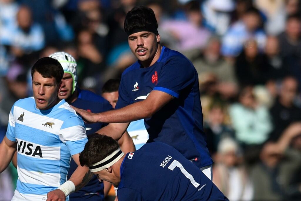 Oscar Jegou et Hugo Auradou rappelés en équipe de France de rugby : un retour controversé