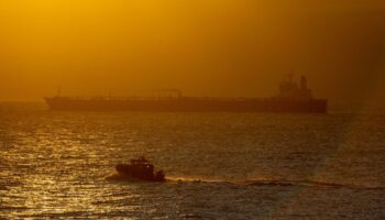 Ostsee: Besatzung des havarierten Tankers harrt ohne Strom und Wasser aus