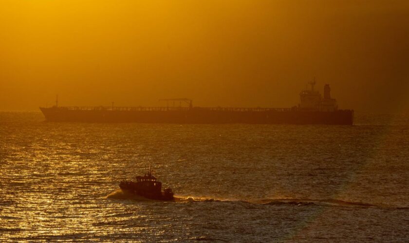 Ostsee: Besatzung des havarierten Tankers harrt ohne Strom und Wasser aus