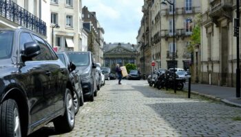 Où se garer sur une place de stationnement gratuite dans Paris ? Attention, il en reste de moins en moins