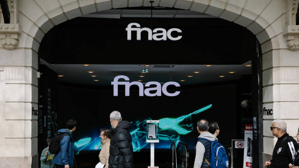 Paris : longue file d’attente et cohue devant la Fnac des Champs-Élysées, la braderie fermée jusqu'à lundi