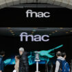 Paris : longue file d’attente et cohue devant la Fnac des Champs-Élysées, la braderie fermée jusqu'à lundi