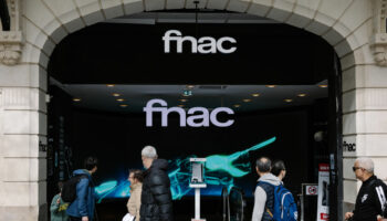 Paris : longue file d’attente et cohue devant la Fnac des Champs-Élysées, la braderie fermée jusqu'à lundi