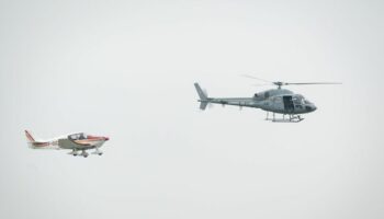 Perdus en plein ciel au nord de Paris, deux jeunes pilotes secourus et escortés par des avions de l'armée de l'air