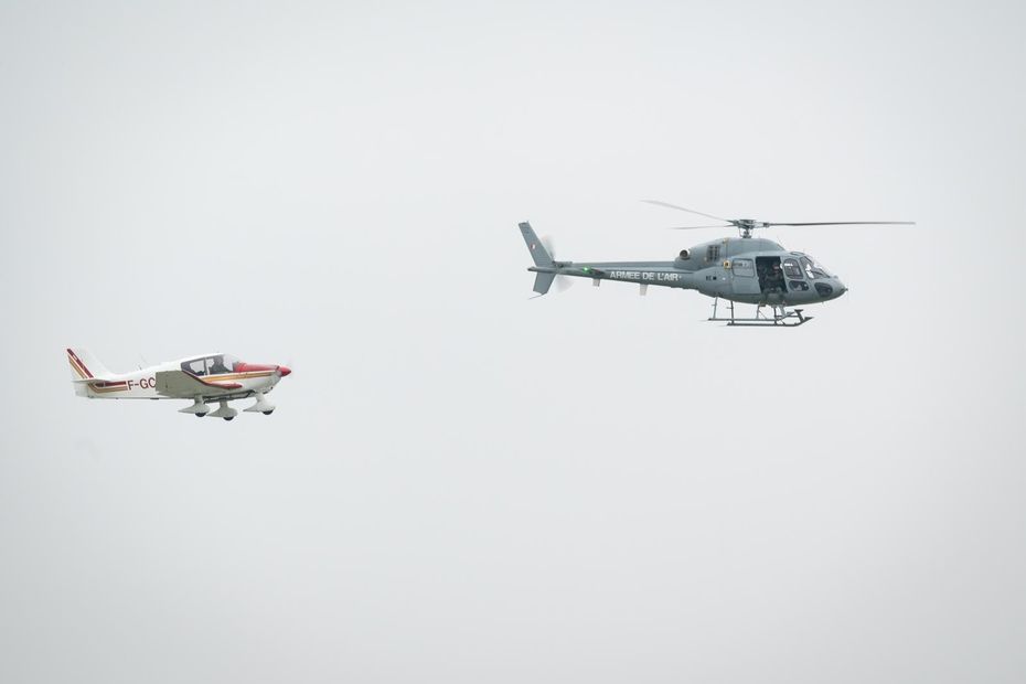 Perdus en plein ciel au nord de Paris, deux jeunes pilotes secourus et escortés par des avions de l'armée de l'air