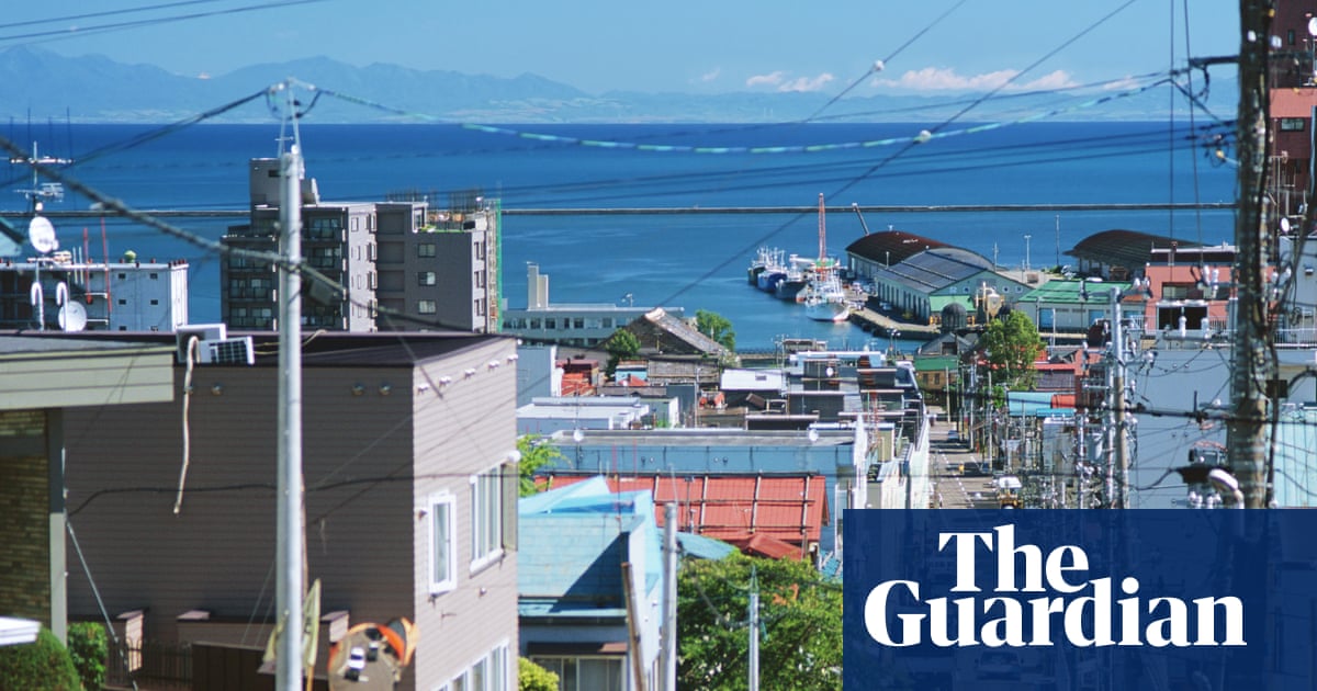 Picture prefect: Japanese city deploys guards to control unruly tourists seeking perfect shot