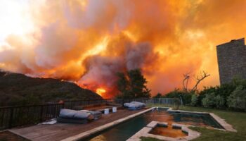 Plus de 1.000 bâtiments détruits: Violent incendie aux portes de Los Angeles, des milliers d'évacuations