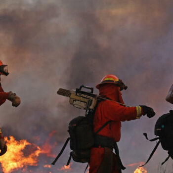 Plus de 4 000 pompiers contre l'incendie qui sévit au nord de Los Angeles