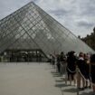 Plus grand musée du monde: Le Louvre "dans un mauvais état", Macron s'y rendra mardi