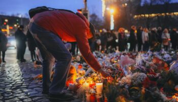 Menschen stellen nach dem Attentat in Magdeburg Blumen und Kerzen auf