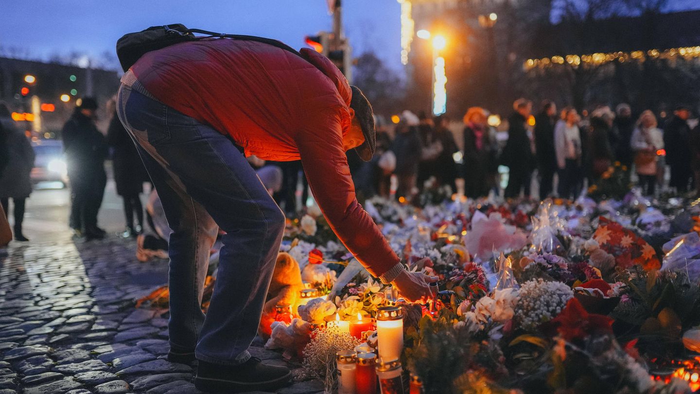 Menschen stellen nach dem Attentat in Magdeburg Blumen und Kerzen auf