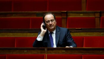 Pour François Hollande, une démission d’Emmanuel Macron « provoquerait une crise institutionnelle majeure »