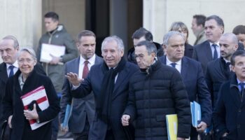 Premier Conseil des ministres pour François Bayrou, qui veut croire en sa bonne étoile