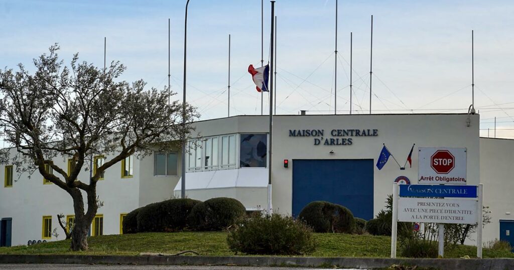 Prise d'otages à la prison d'Arles : la garde à vue du détenu est interrompue afin de l’envoyer en psychiatrie