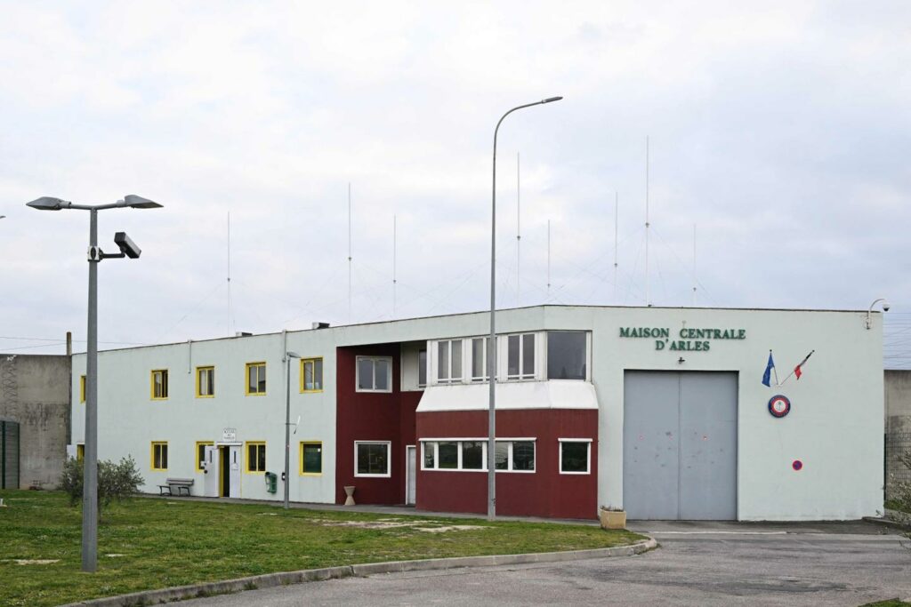 Prise d’otages en cours à la prison d’Arles, cinq personnes retenues par un détenu