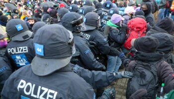 Proteste: Sitzblockaden verzögern AfD-Parteitag in Riesa – Polizei im Großeinsatz