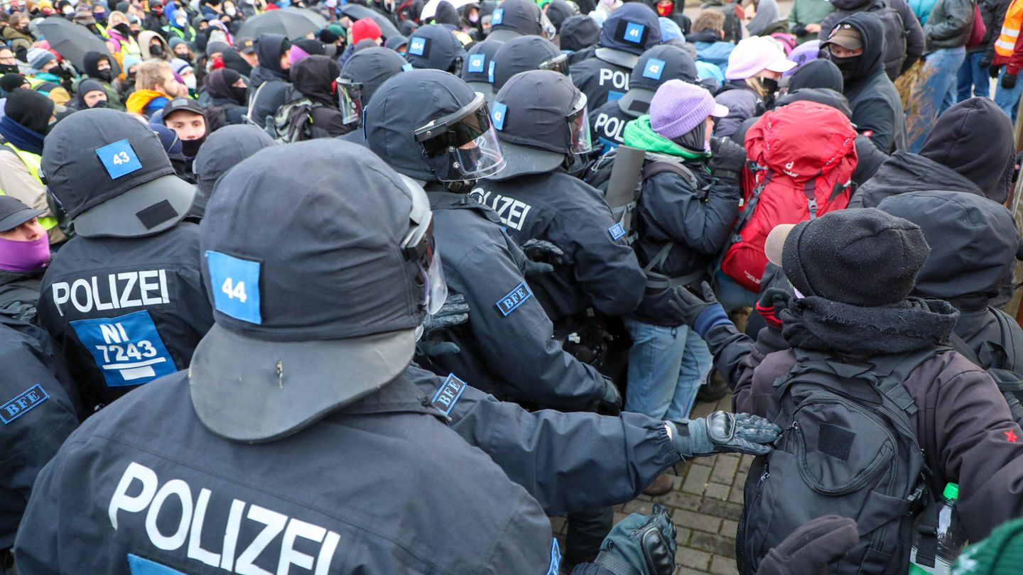 Proteste: Sitzblockaden verzögern AfD-Parteitag in Riesa – Polizei im Großeinsatz