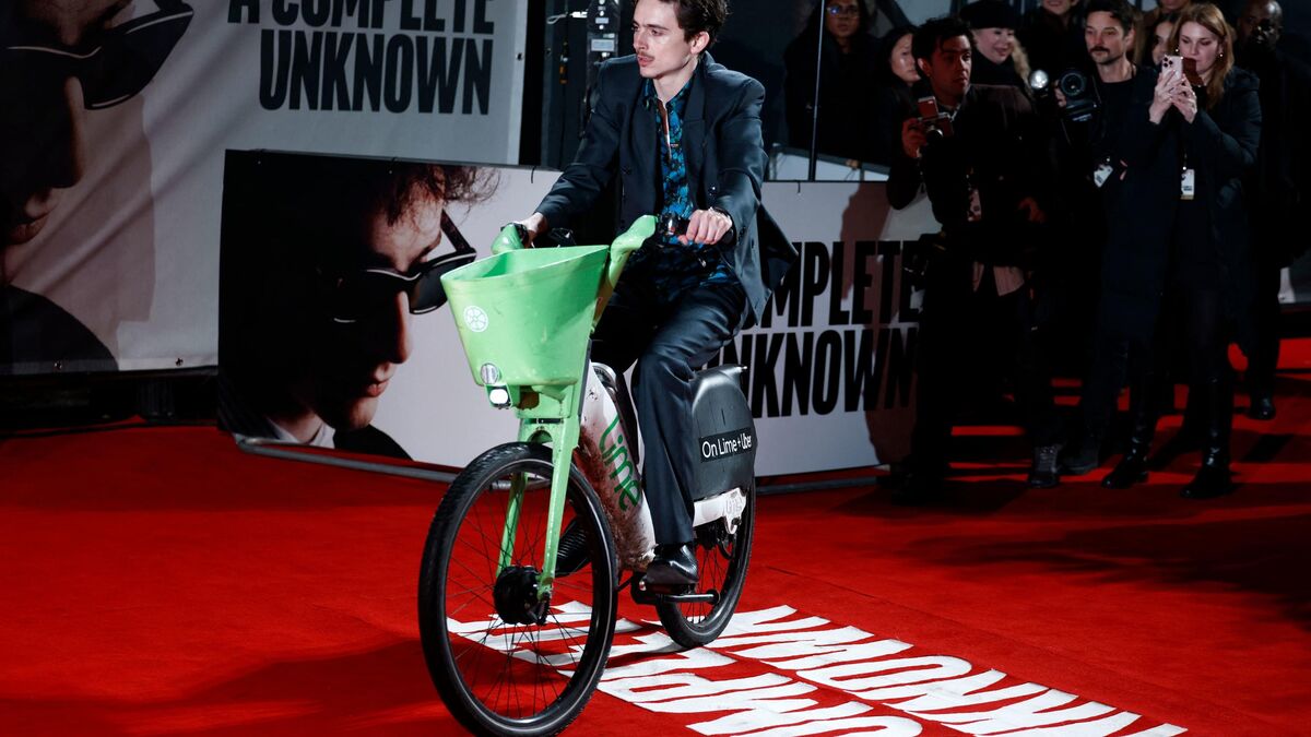 Quand Timothée Chalamet arrive sur le tapis rouge d’« Un Parfait Inconnu » en « vélib’ » londonnien