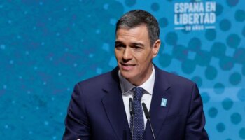 Qué es el pin que ha lucido Sánchez en la inauguración de los actos del 50 aniversario de la muerte de Franco