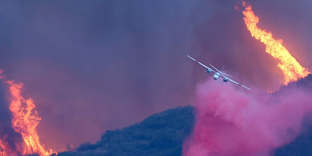 Qué es el polvo rosa con el que se combaten los incendios en Los Ángeles