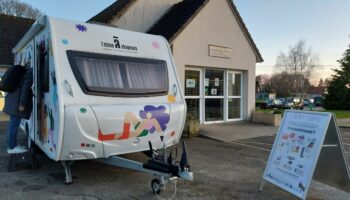 « Rambouillet c’est bien, mais c’est loin »: dans les villages des Yvelines, un centre social dans une caravane