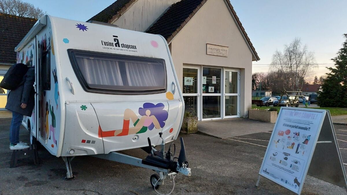 « Rambouillet c’est bien, mais c’est loin »: dans les villages des Yvelines, un centre social dans une caravane