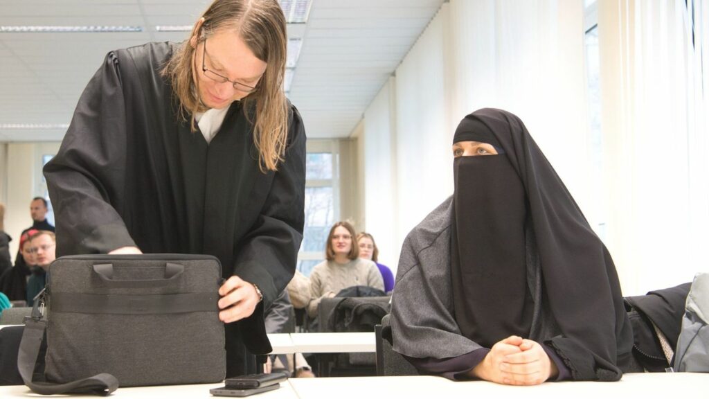 Eine Frau klagt darauf, auch mit Verschleierung Auto fahren zu dürfen. Foto: Paul Zinken/dpa