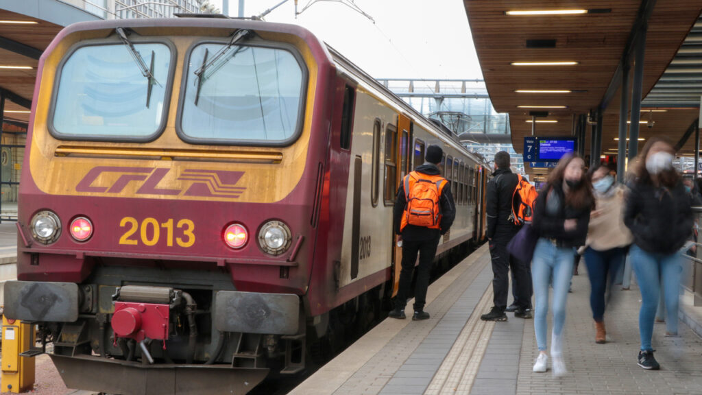 Retards et bouchons: "Perturbations importantes" aux CFL, trains arrêtés, passages à niveau bloqués