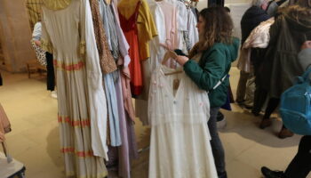 Robes, redingotes, manteaux… Offrez-vous un costume de la Comédie-Française !