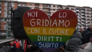 Roma se manifiesta contra una agresión homófoba a una pareja homosexual en Nochevieja