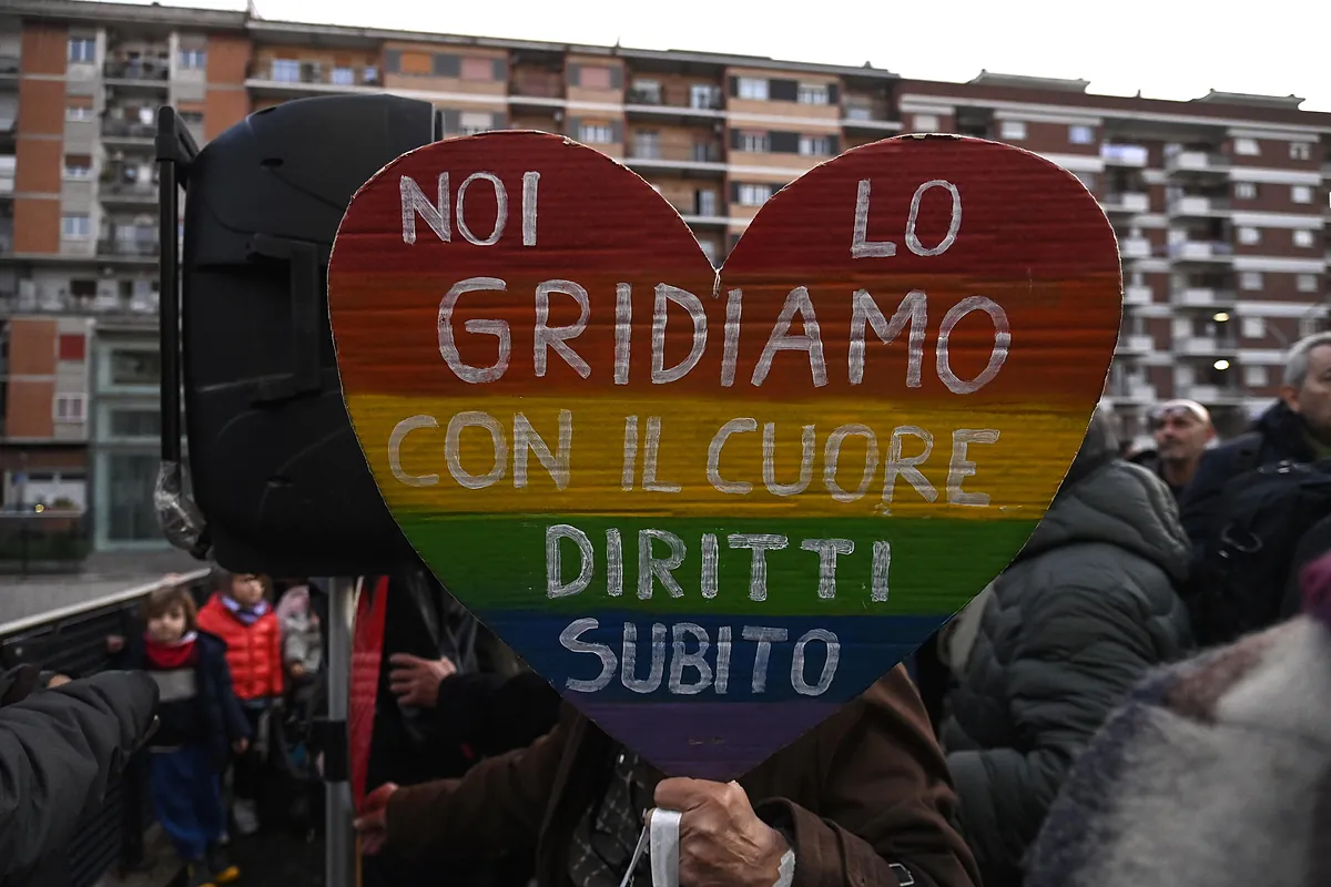 Roma se manifiesta contra una agresión homófoba a una pareja homosexual en Nochevieja