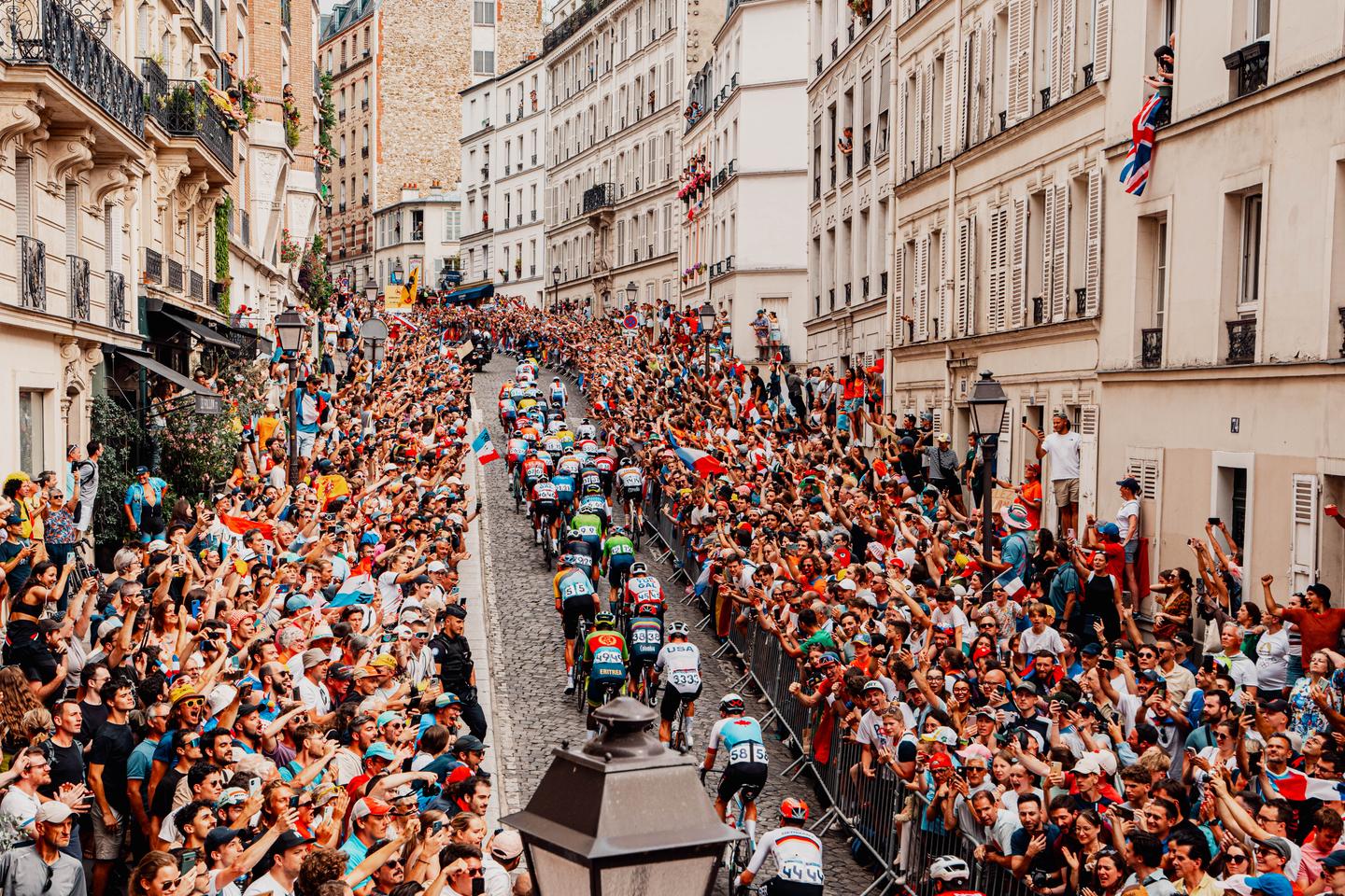 « Rue Lepic » pendant les JO : la foule, une fenêtre, les coureurs et une photo devenue virale