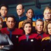 Captain Kathryn Janeway (Kate Mulgrew, Mitte) mit ihrer Voyager-Crew.