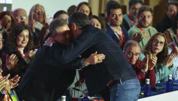 Sánchez aparca sus discrepancias con Page por su "prioridad" de recuperar poder territorial en 2027