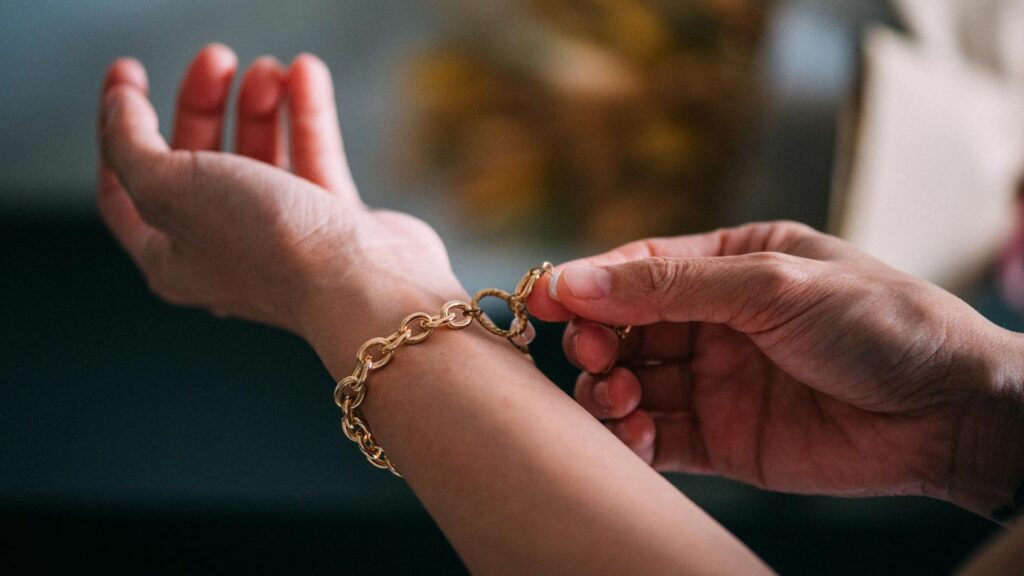 Eine Frau trägt ein Liebeskind Armband.