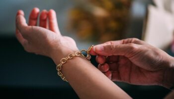 Eine Frau trägt ein Liebeskind Armband.