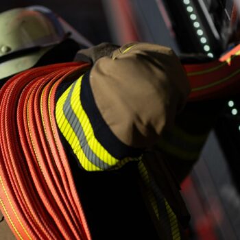 Die Feuerwehr war laut Polizei mit rund 120 Einsatzkräften vor Ort. (Symbolbild) Foto: Marijan Murat/dpa