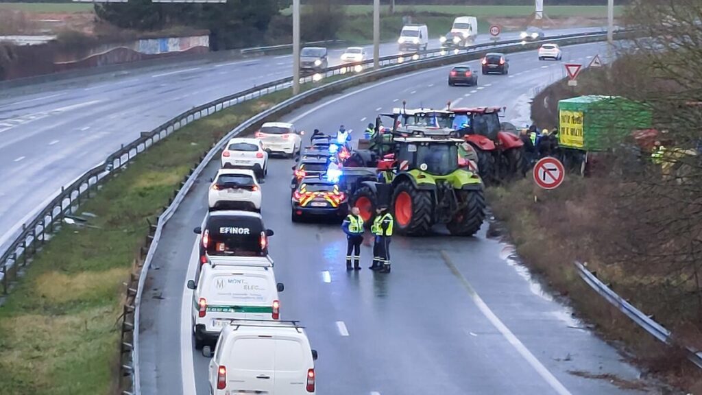 Seine-et-Marne : bloqués à 50 km de Paris, des agriculteurs se disent « traités comme des terroristes »