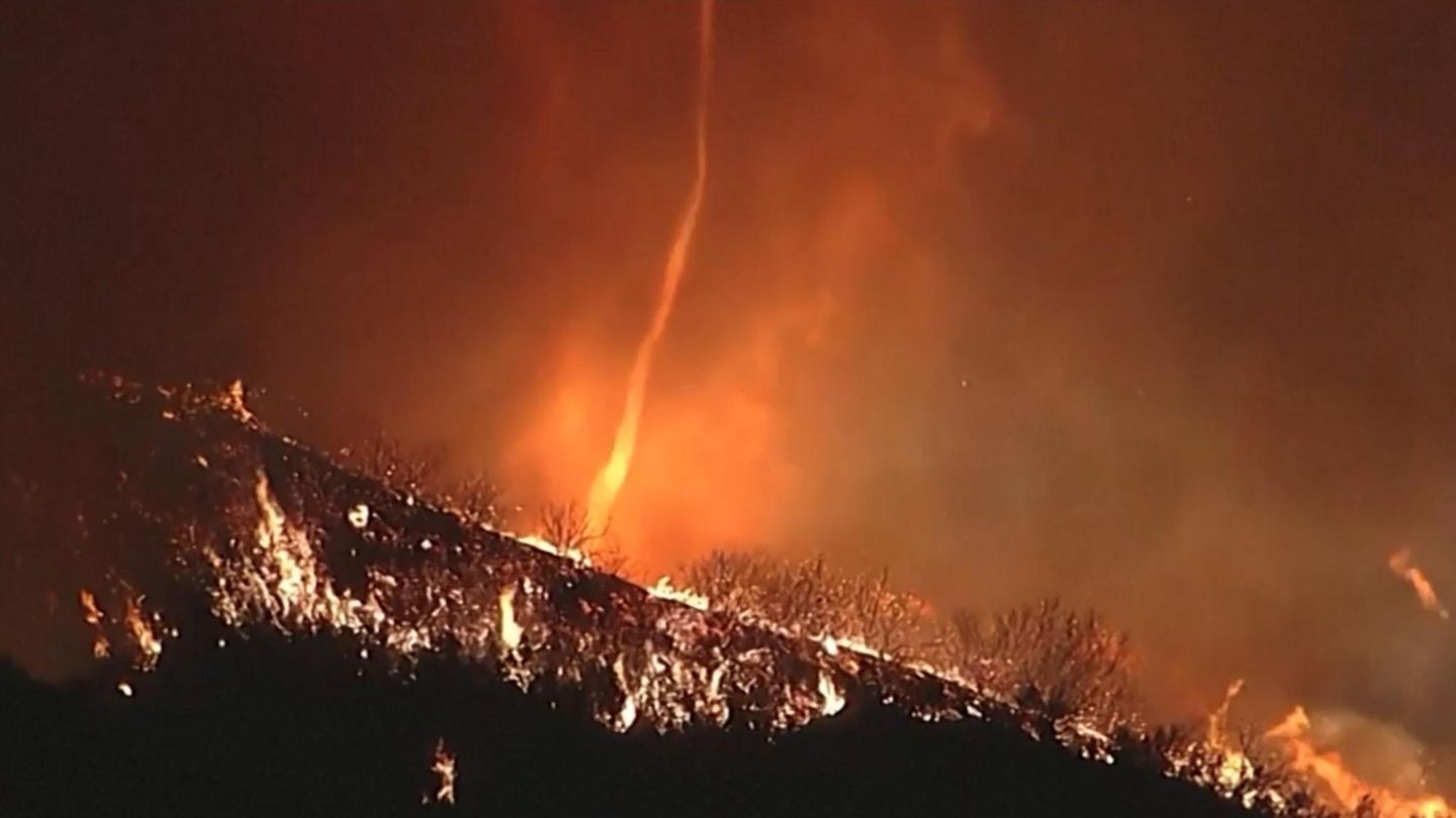 Seltenes Phänomen: Kamerateam filmt die Entstehung eines Feuerteufels in Los Angeles